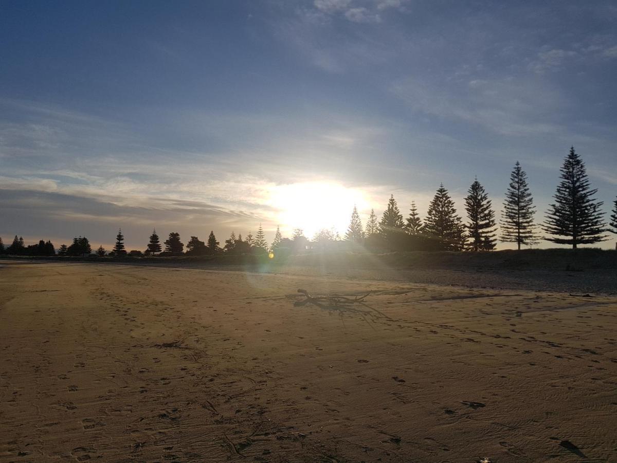 Whispering Sands Beachfront Motel Gisborne Exteriér fotografie